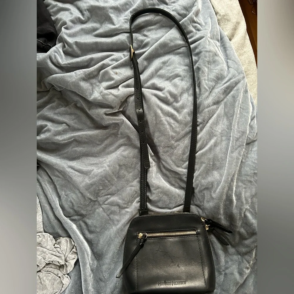 Portland Leather Women’s Black Crossbody Bag Blk - Picture 2 of 5
